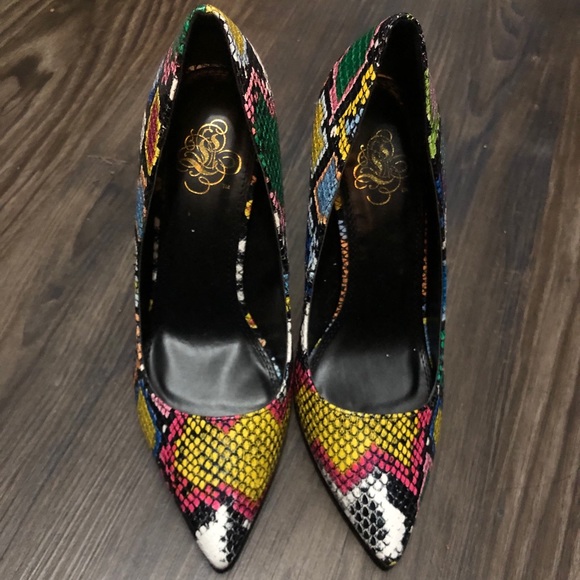 Multi Colored Snake Print Pointy Pumps - Picture 4 of 6